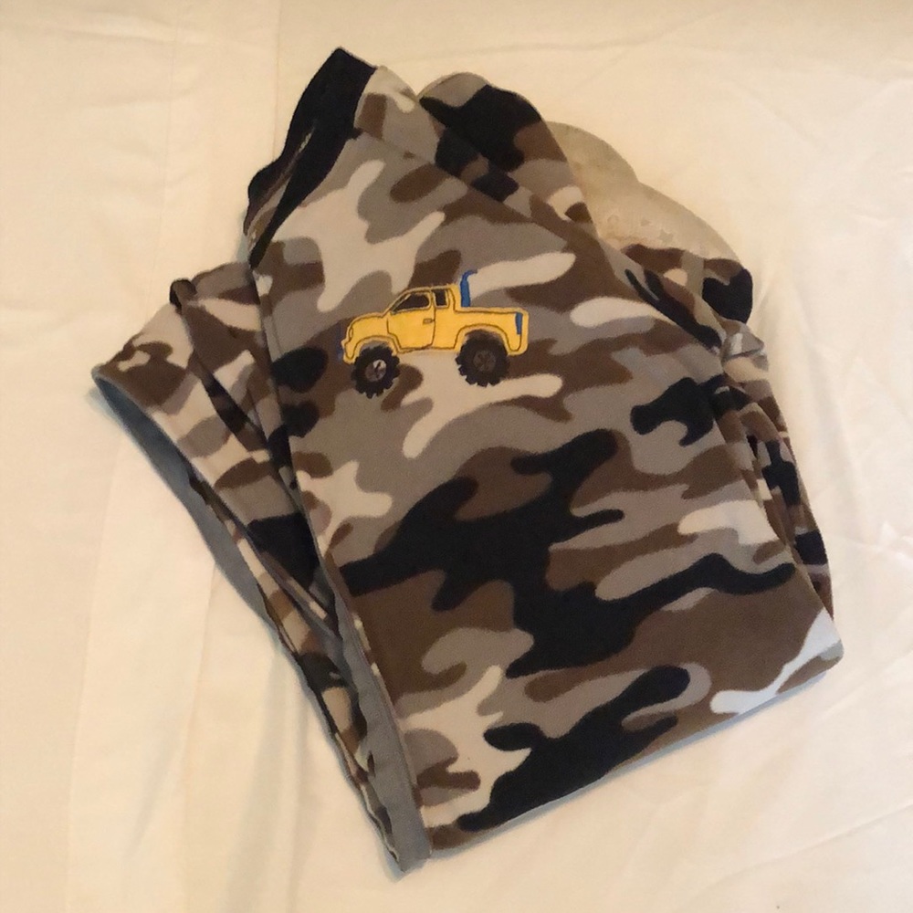 Carters Size 7 'super-comfy' camo / truck, long-sleeve footed zip-front  pajamas